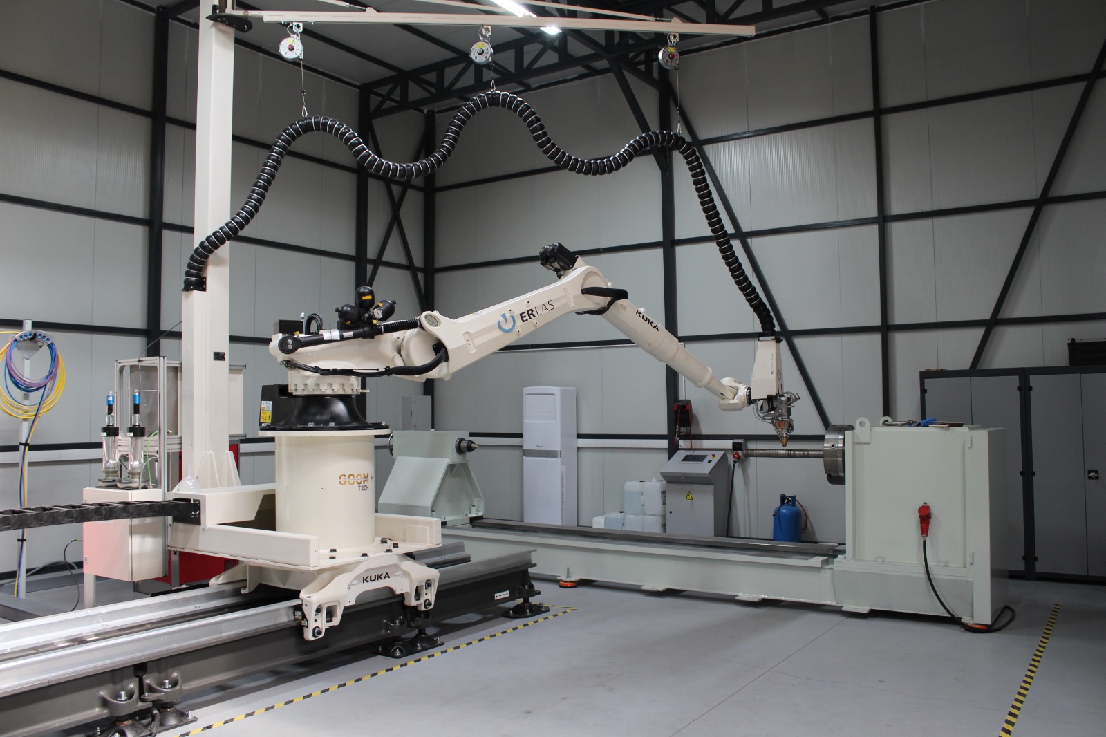 Döner ünite ve punta arasına bağlanmış mil, KUKA robotu ve lineer eksen