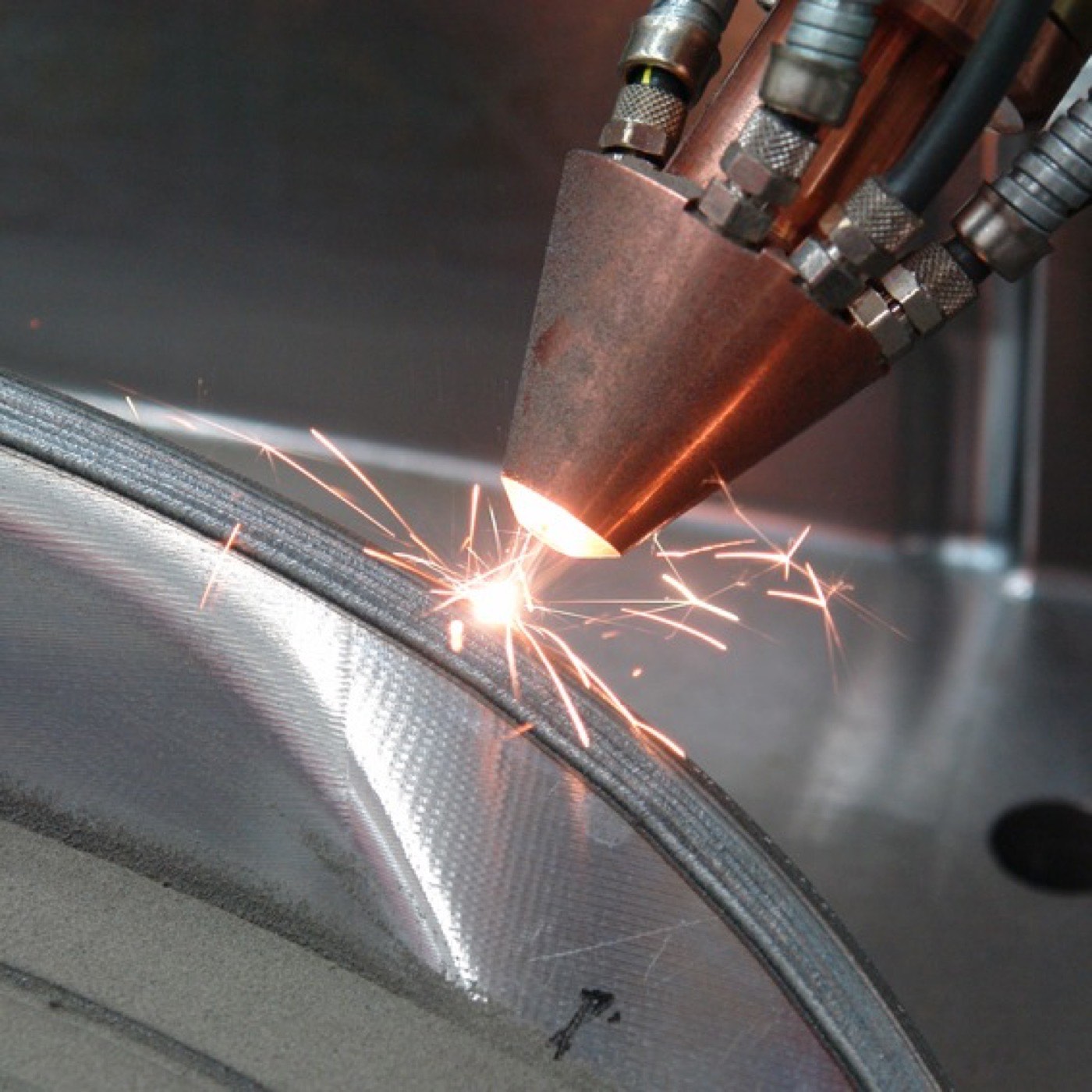 Metal parça yüzeyinde lazer uygulaması